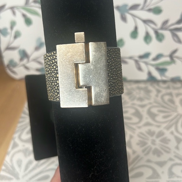 Leighelena Silver and Gray Stingray Cuff Bracelet - Picture 8 of 9